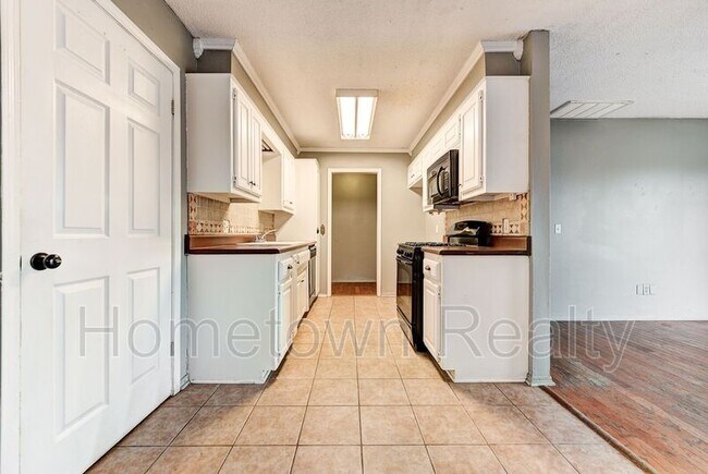 Building Photo - 320 Cedar Crest Dr