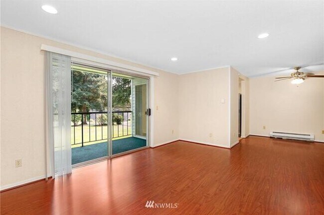 Building Photo - Location, Location, Location 3-bedroom Sammamish Bluffs Condo