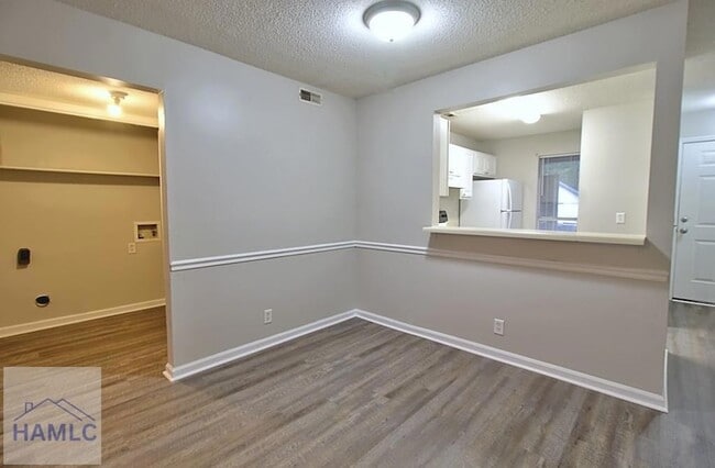 Building Photo - 910 Brett Dr