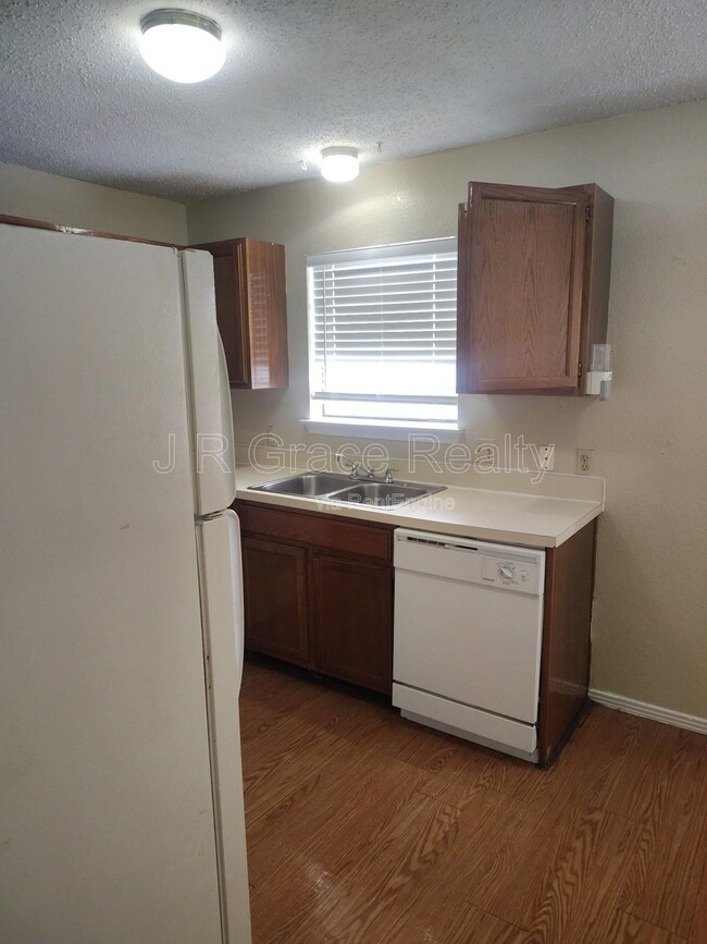 Building Photo - 5947 Shadydell Dr