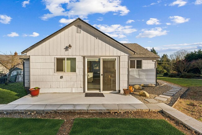 Building Photo - Waterfront Living!