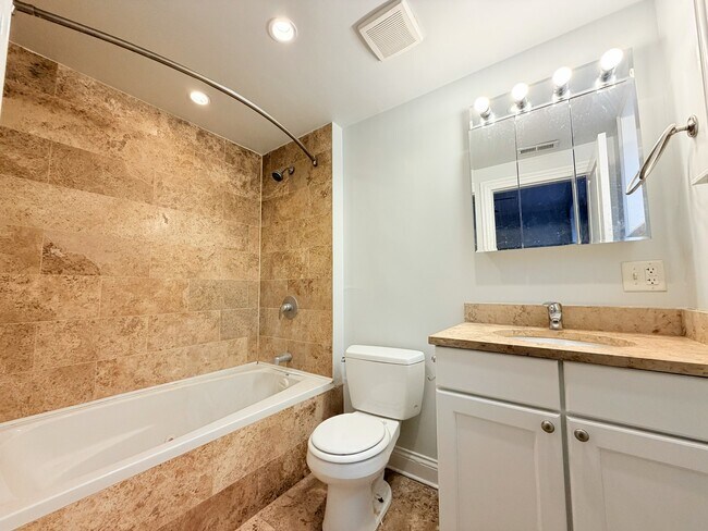 Building Photo - 1416 W Lunt Ave