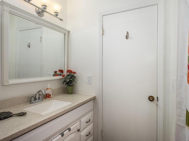 Building Photo - Spacious 4-Bed, 2-Bath Home with 2,034 Sq Ft of Comfort!"