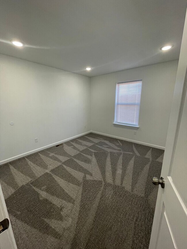 Building Photo - Townhomes Now Available in Strafford MO!