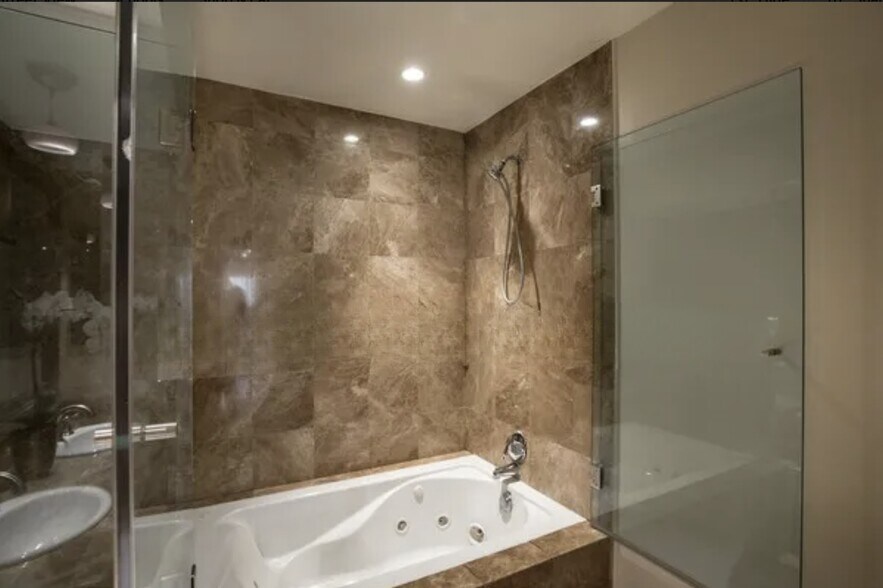 Master Bath - 11970 Montana Ave