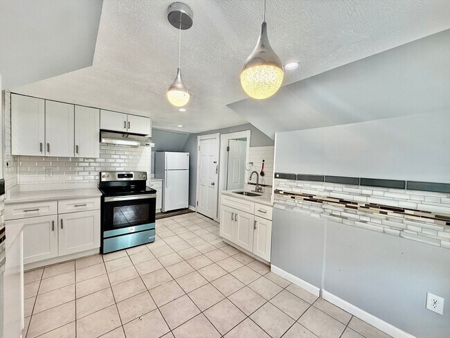 Building Photo - 10 Clark St