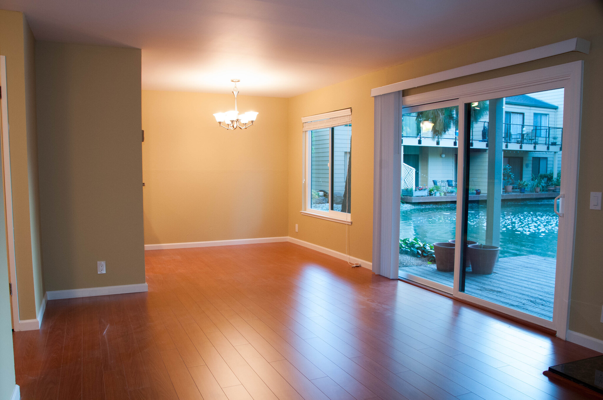 Dining area - 905 W Middlefield Rd