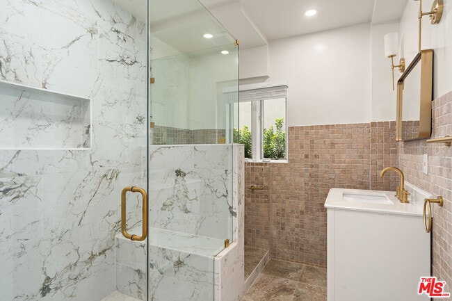 Building Photo - 8921 Ashcroft Ave