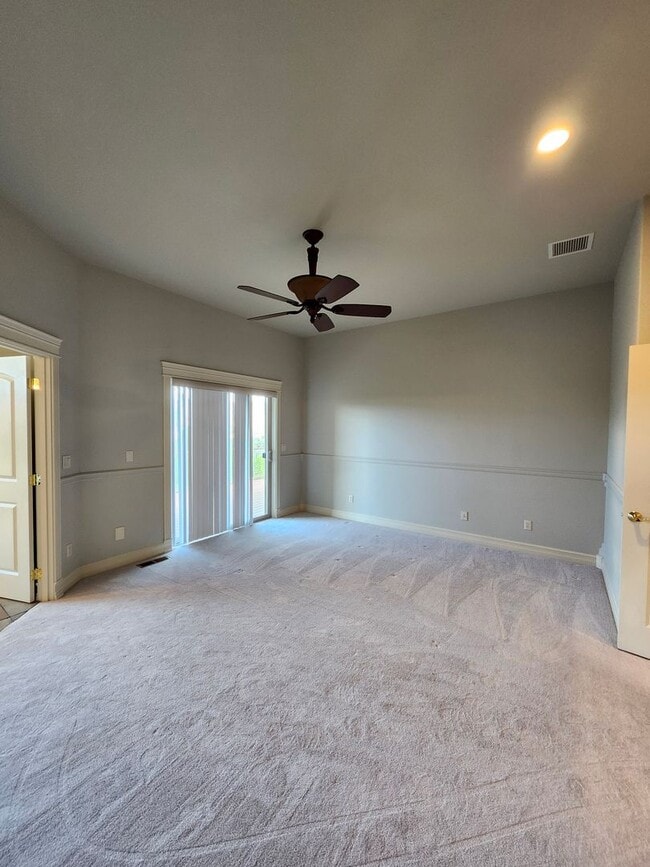 Building Photo - 718 Briarwood Dr