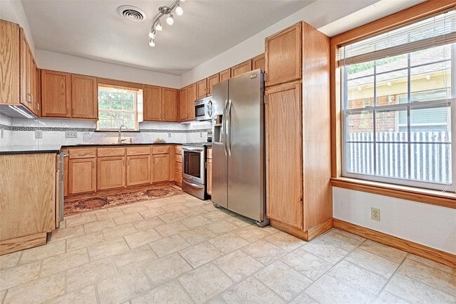 Building Photo - 3042 Newcastle Dr