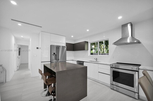 Building Photo - 1546 Van Buren St