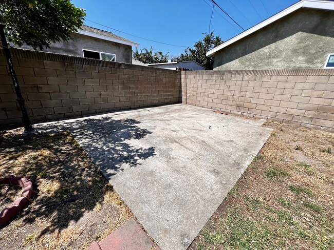 Building Photo - 4 BED HOUSE with Garage, Yard, Pets Consid...