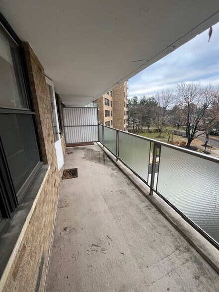 private balcony area - 1600 Hagys Ford Rd N