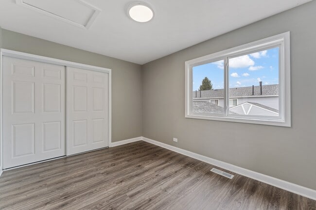 Building Photo - 485 Meadow Green Ln