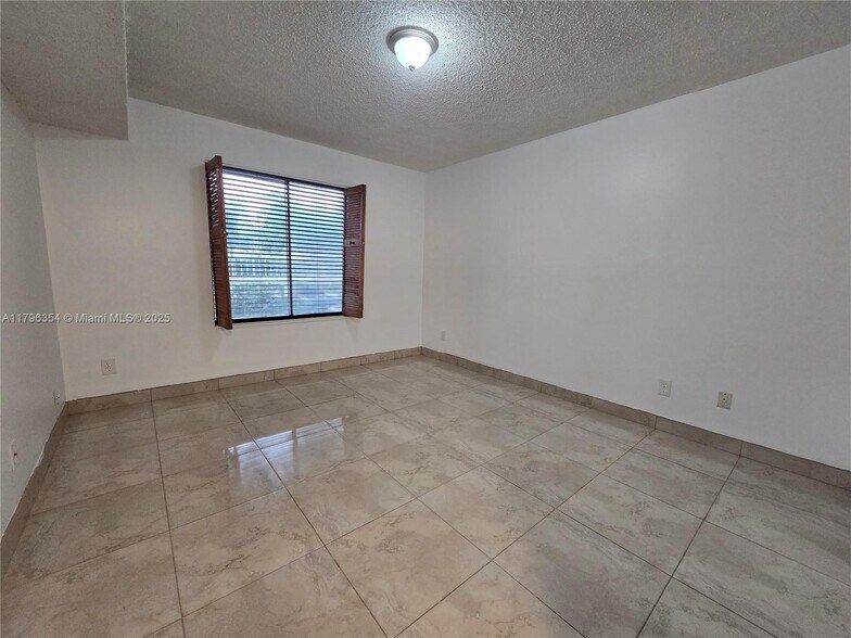Building Photo - 10421 SW 157th Pl