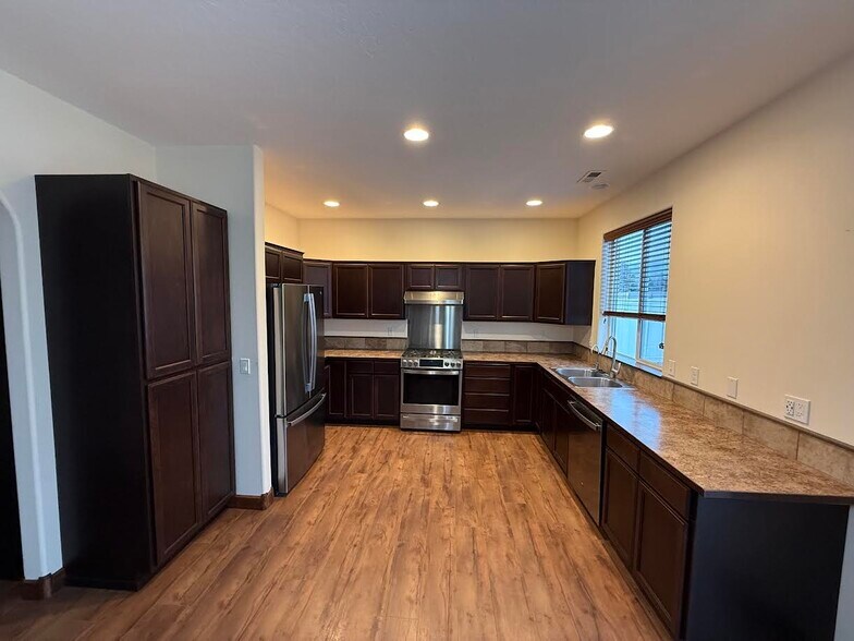 Building Photo - 3420 W Pescador Dr