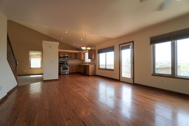 Building Photo - 4244 Round Hill Dr