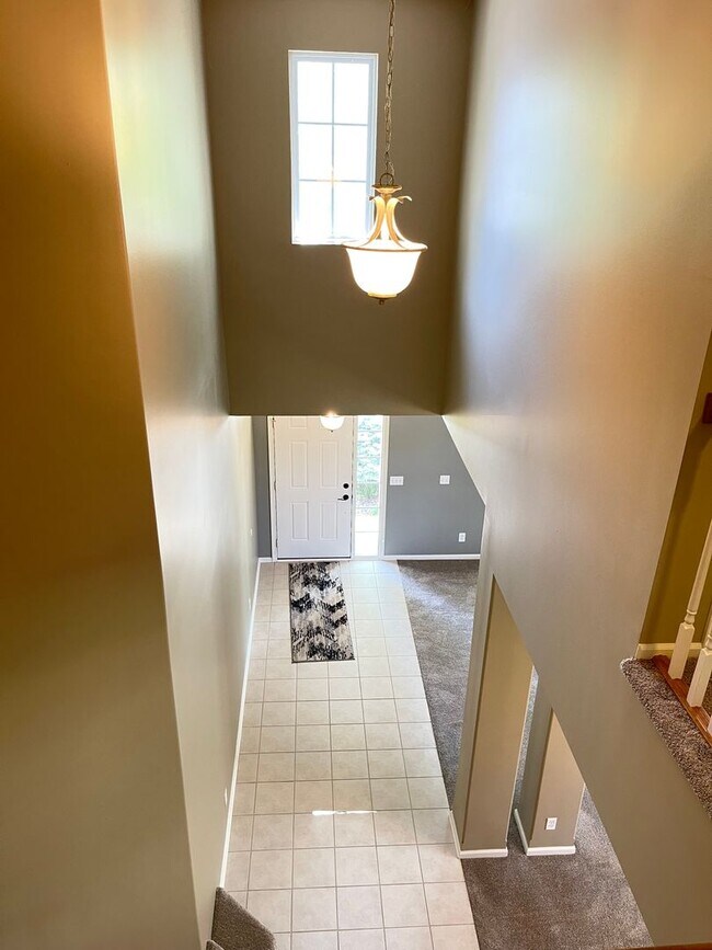 Building Photo - Move-in special. Beautiful 4 bed 2.5 bath 3000+sq ft