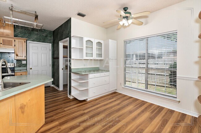 Building Photo - Daphne 3BR/2BA + Bonus Den – Spacious, Stylish & Full of Charm!