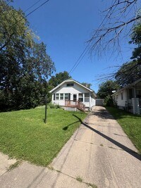 Building Photo - 813 W Maywood Ave