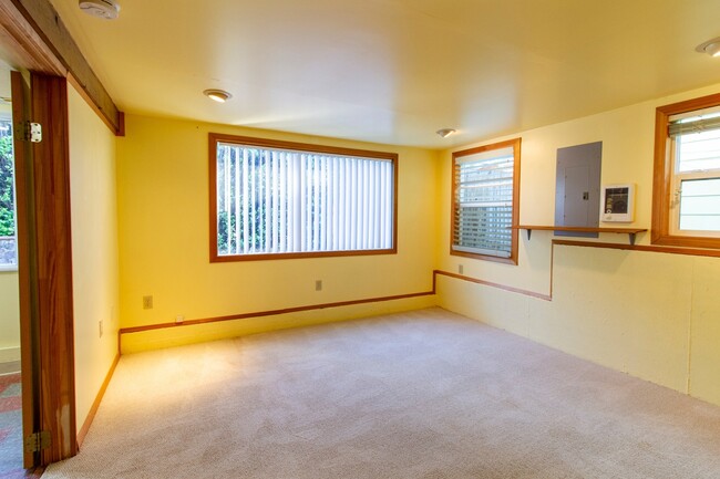 Building Photo - Fantastic SE Portland Home with Parking, Hardwoods, Charming Character, and Large Patio