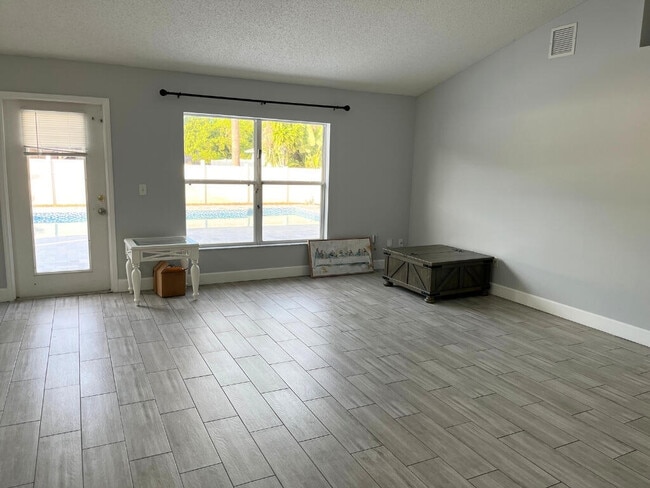 Building Photo - 517 NW Sherbrooke Ave