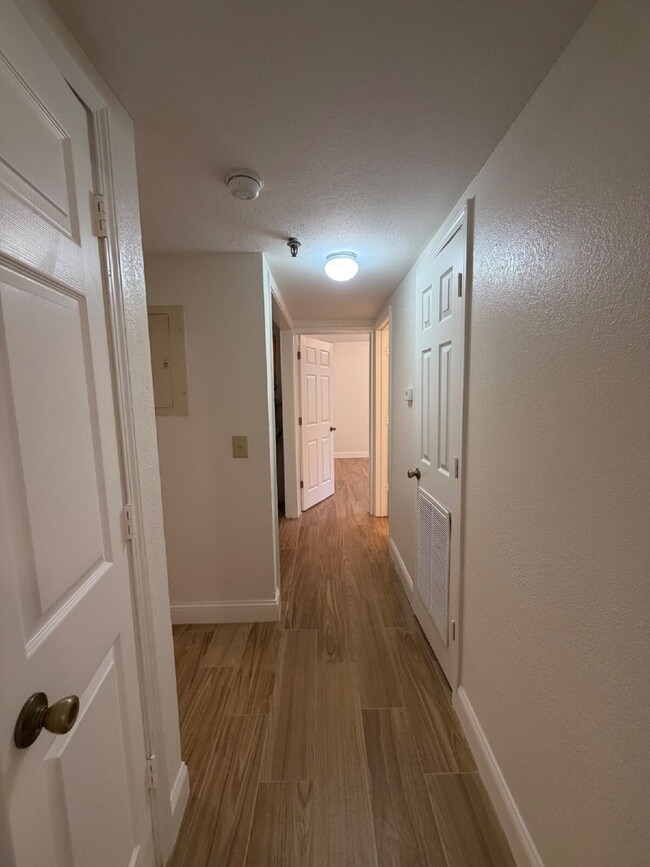 Building Photo - Last 2BR unit at Green Oaks