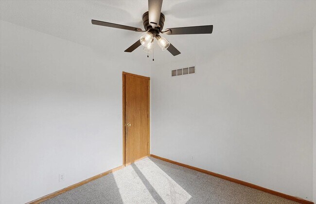 Building Photo - Cozy elegance meets modern convenience in ...