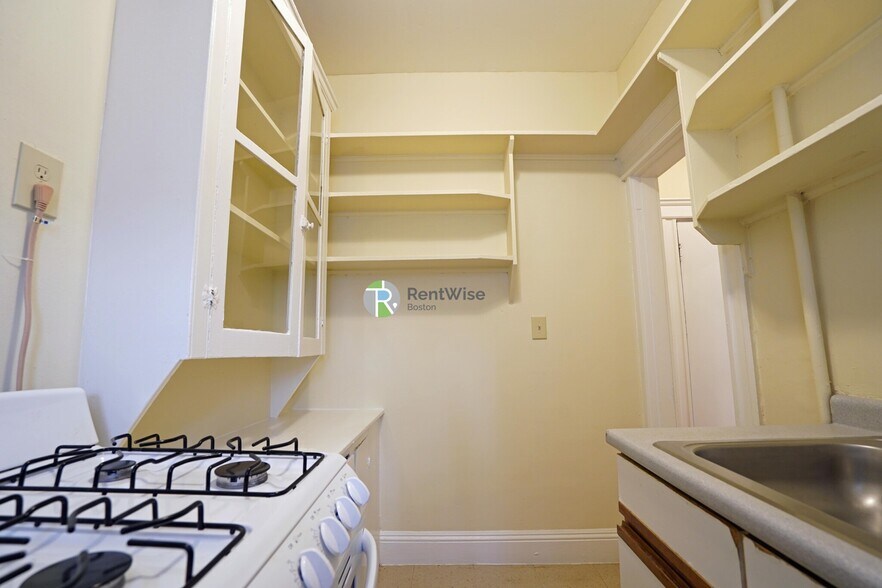 Building Photo - 221 Kelton St