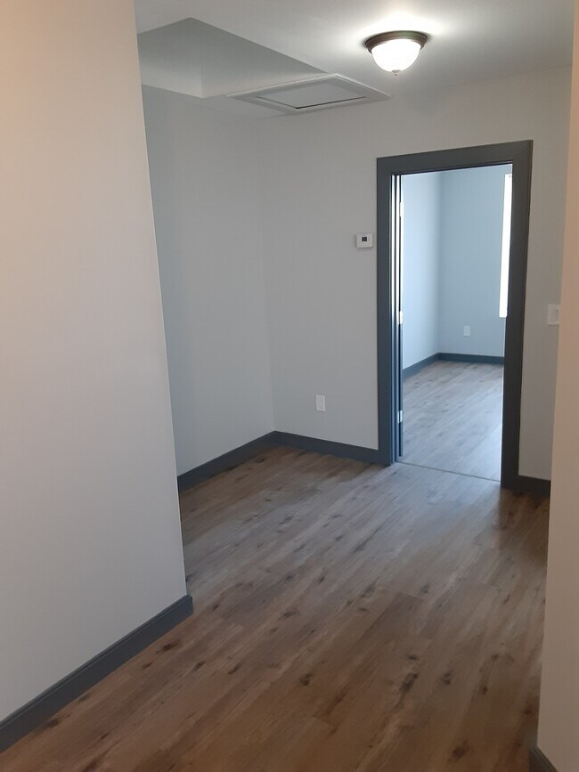 Building Photo - 1212 W Erie Ave