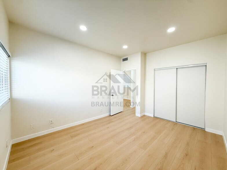 Building Photo - 11459 Collins St