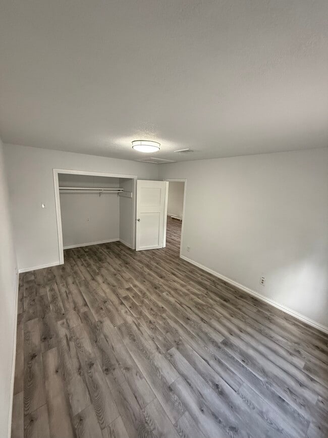 Building Photo - 411 Dee Ln