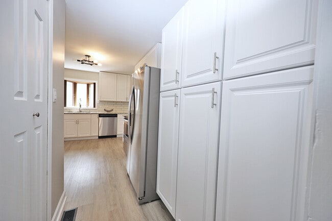 Building Photo - 661 Sycamore Dr