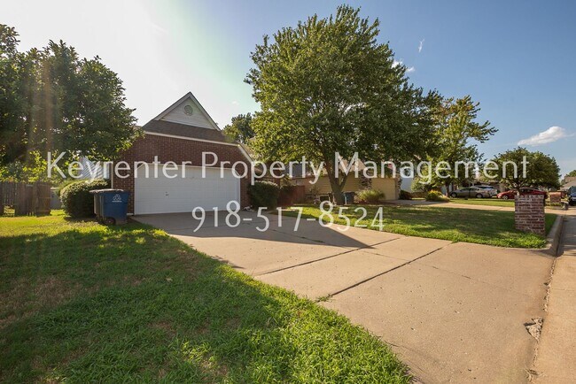 Building Photo - Charming 3 bedroom home with cozy fireplace and 2 car garage!! Price drop!