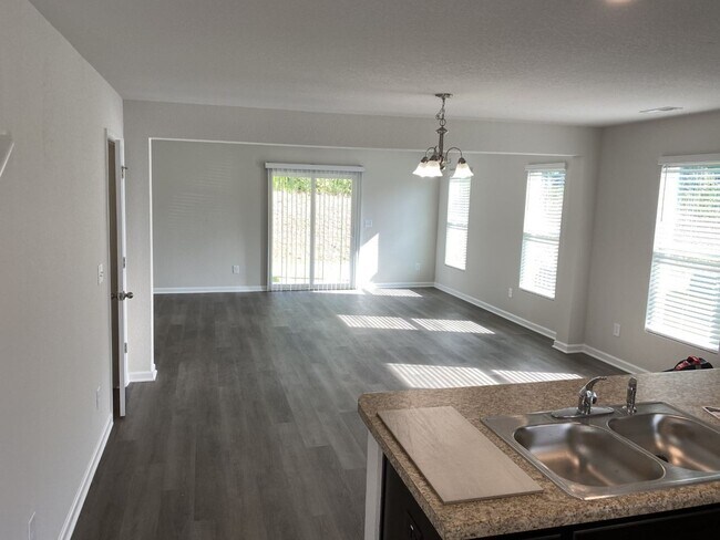 Building Photo - 3 Bedroom Wiggins Village