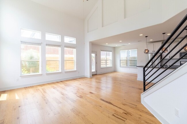 Building Photo - Amazing and peaceful 3/2.5 home in Austin!