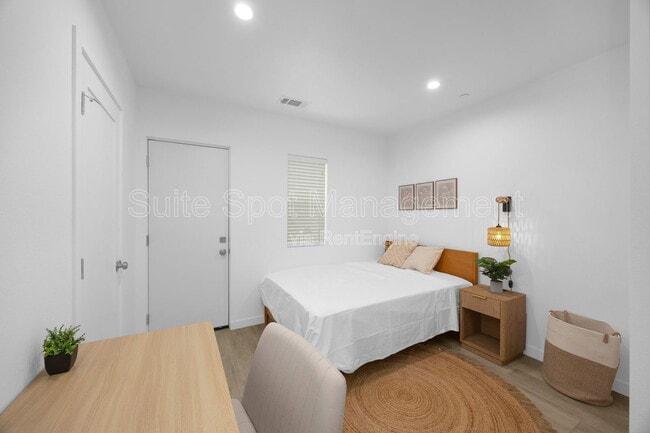 Building Photo - 308 N Catalina Ave