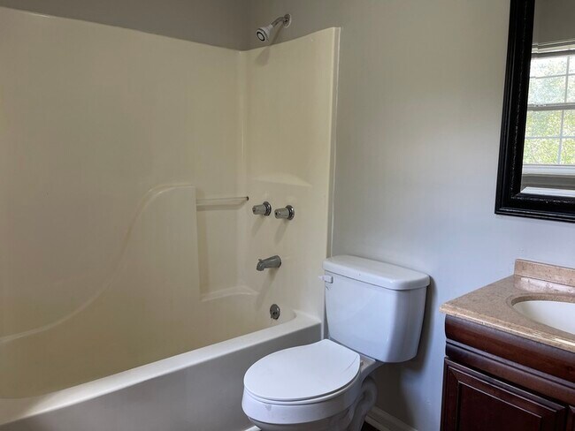 Building Photo - 104 Highland Dr