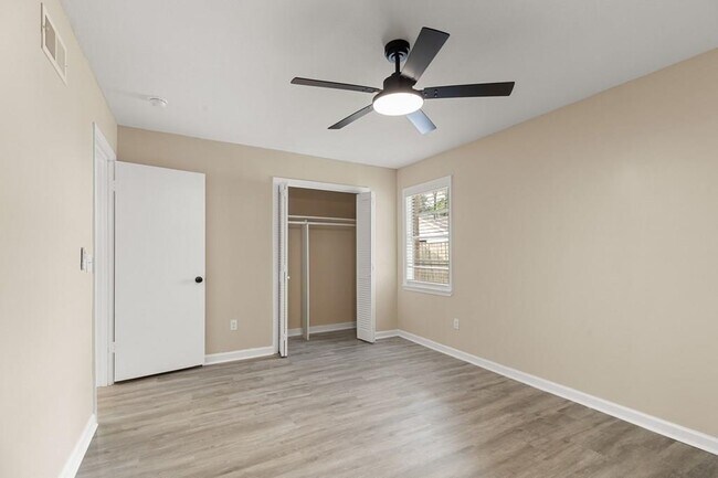 Building Photo - 908 N Roselawn Dr