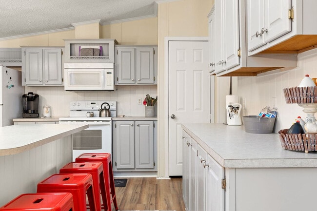 Building Photo - 705 Firefly Dr