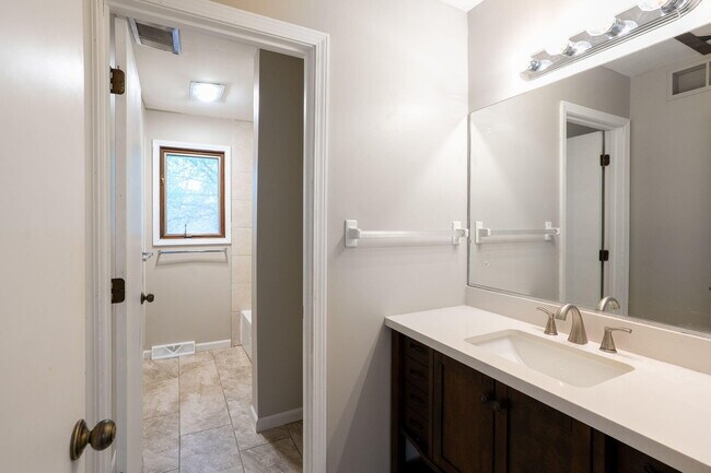 Building Photo - 2200 Bushnell Dr