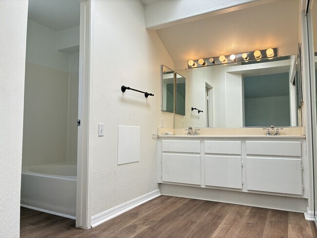 Building Photo - Newly Updated 4-bedroom, 3-bathroom home located in a great area of San Bernardino