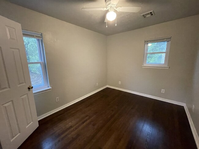 Building Photo - 2 Bed, 1 Bath Home