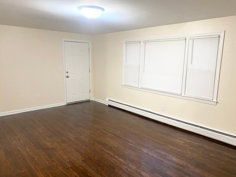 Building Photo - 317 Alexander Ave