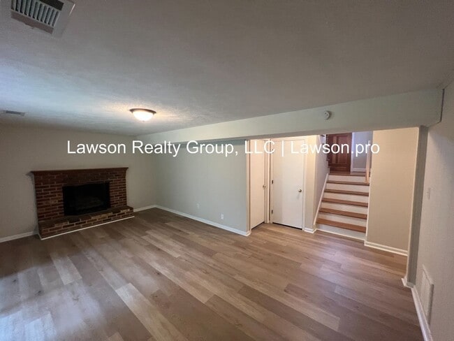 Building Photo - Beautiful Cave Spring Split Level with Bac...