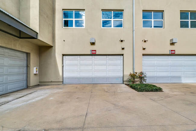 2 car garage - 906 E Santa Ana Blvd