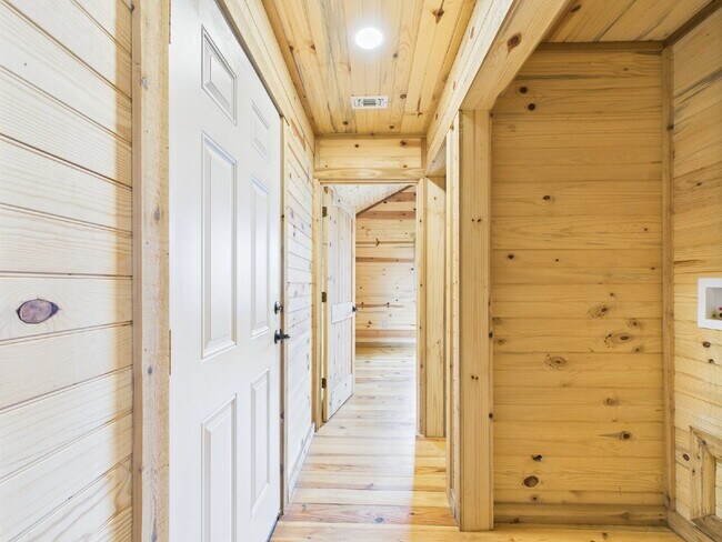 Building Photo - 2/2 Custom Cabin