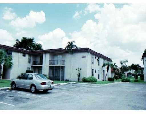 Building Photo - For Rent - Recently Remodeled 1/1 Condo - Great location in Kendall - $1,750