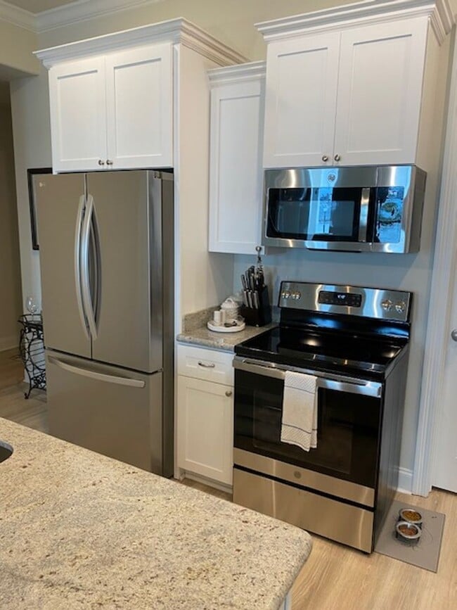 Building Photo - Furnished luxury riverfront condo for rent