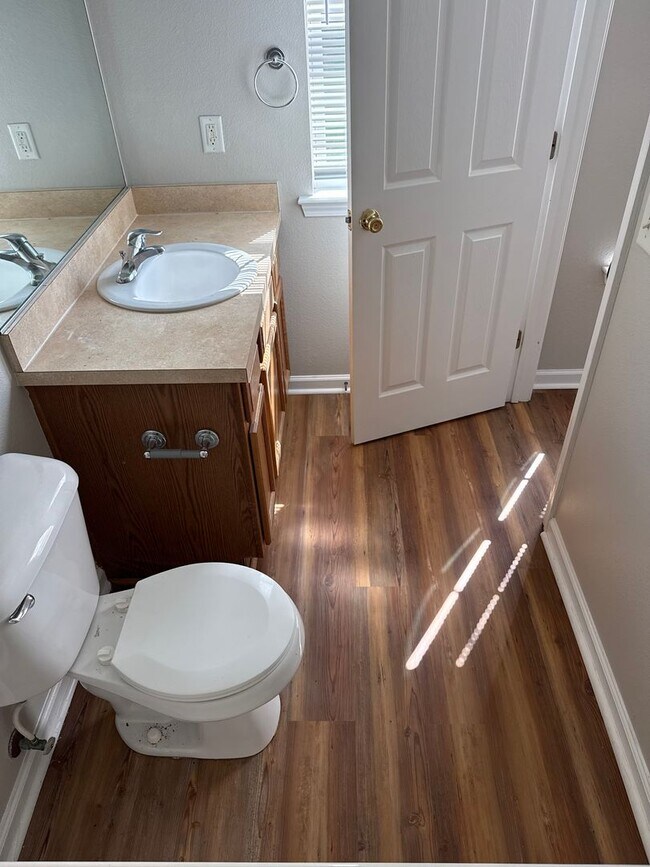 Building Photo - New floors, just painted, and all new appliances!!